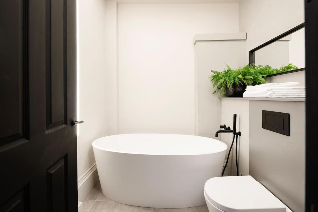 High End Free Parking Wifi Balcony Ensuite Cheltenham Eksteriør bilde