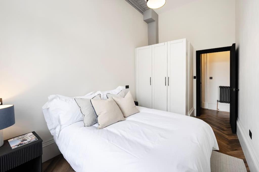 High End Free Parking Wifi Balcony Ensuite Cheltenham Eksteriør bilde